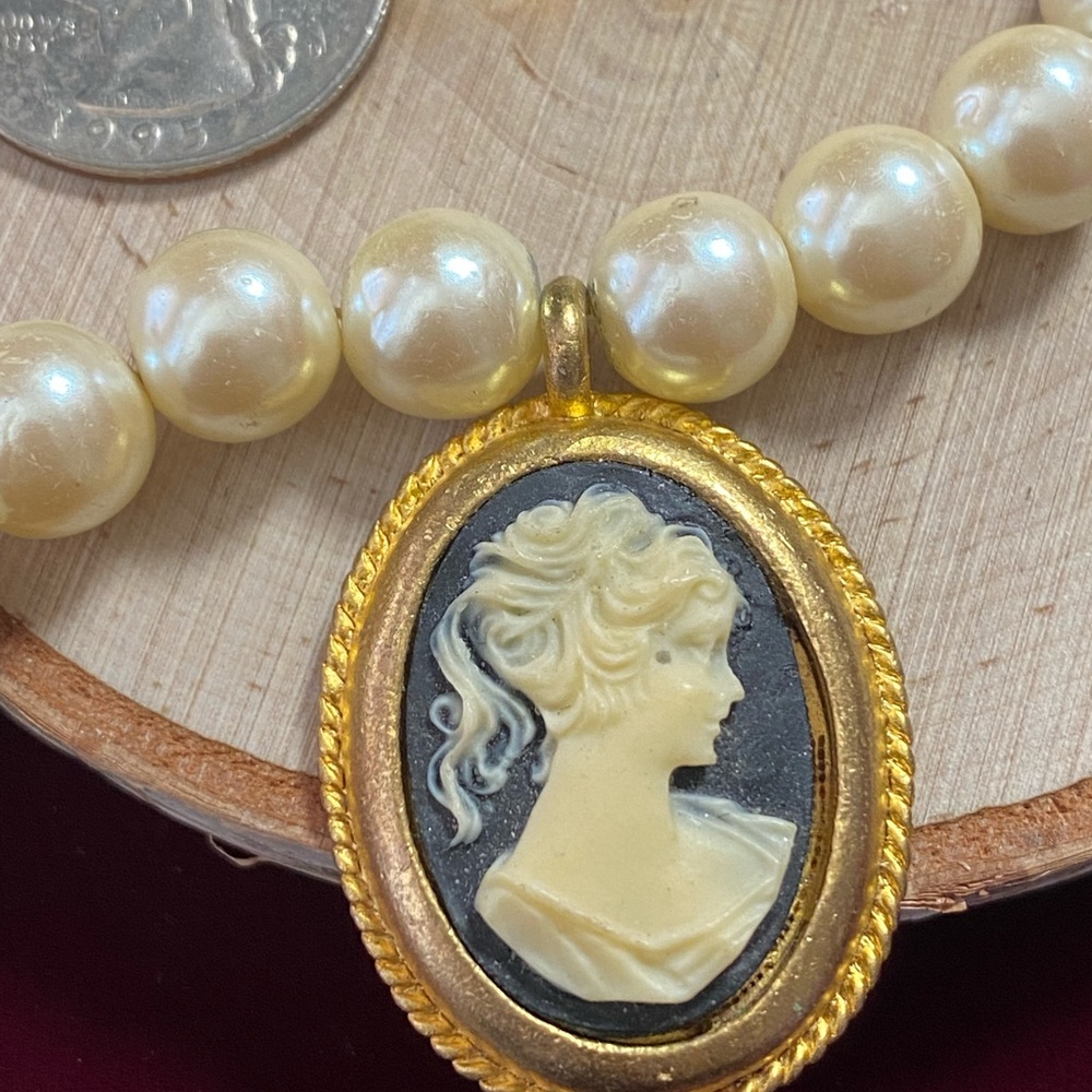 Express Cameo & Faux Pearls Necklace ✨💛 - Picture 2 of 3